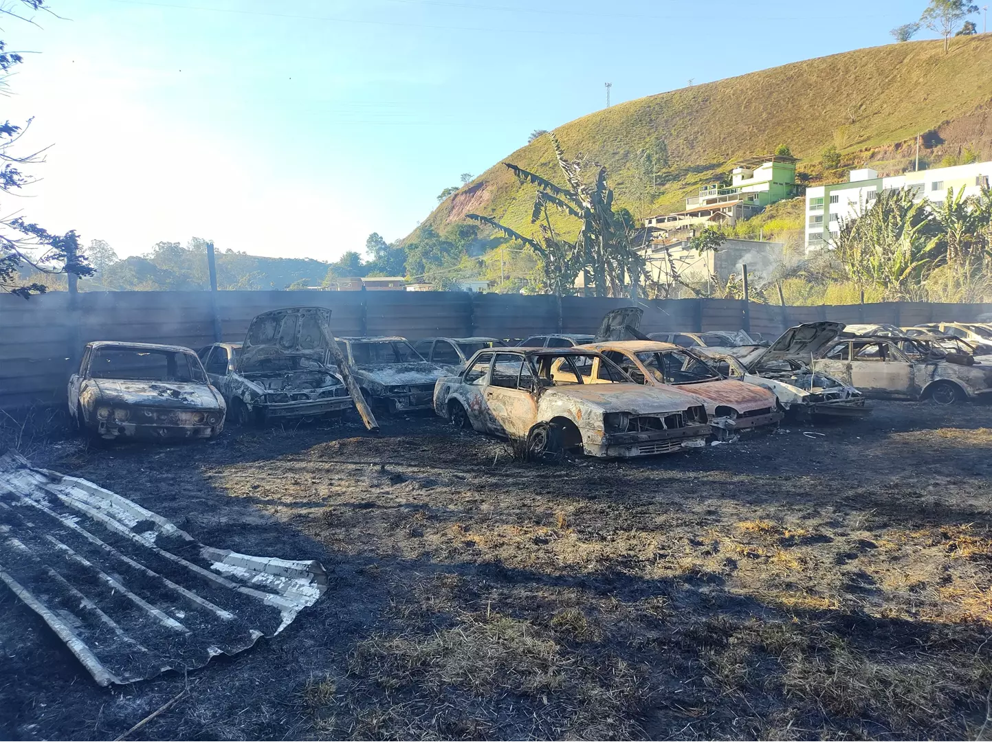 Incêndio atinge pátio com veículos apreendidos da Polícia Civil no Bairro Cabangu